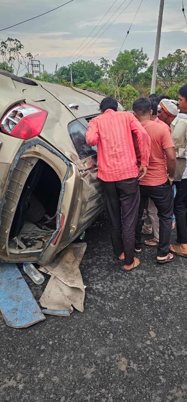दुचाकी स्वाराला वाचवण्याच्या प्रयत्नात एर्टिगा गाडी पलटली दोन जण ठार तर पाच  जण जखमी 