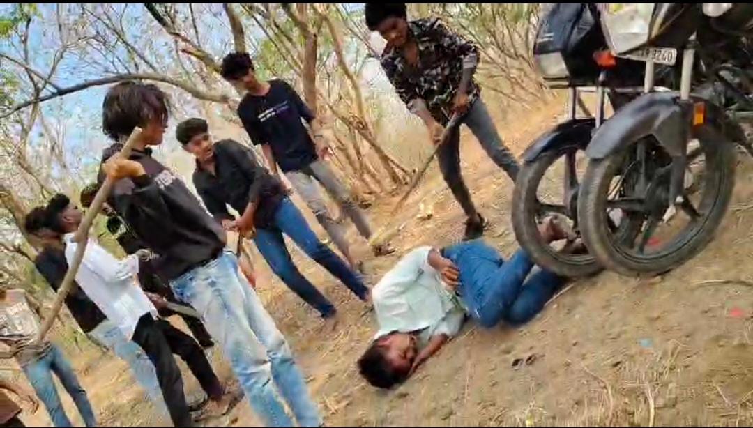 शिवराज दिवटे या युवकांस परळी नजिक टोकवाडी परिसरातील डोंगरात आठ ते दहा जणांच्या टोळक्याची बेदम मारहाण, व्हिडीओ व्हायरल झाल्याने खळबळ  