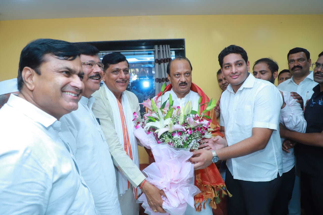 राज्याचे उपमुख्यमंत्री ना अजितदादा पवार यांची राजकिशोर मोदी यांच्या घरी सदिच्छा भेट