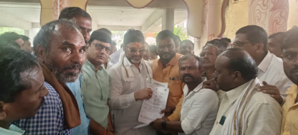 राजा उदार झाला स्वतःच्या खिशाला झळ न लावता शेतकऱ्यांच्या मालाच्या जमा झालेल्या करा तुन पूरग्रस्ता साठी 1 लाख द्यायला पुढे सरसावला