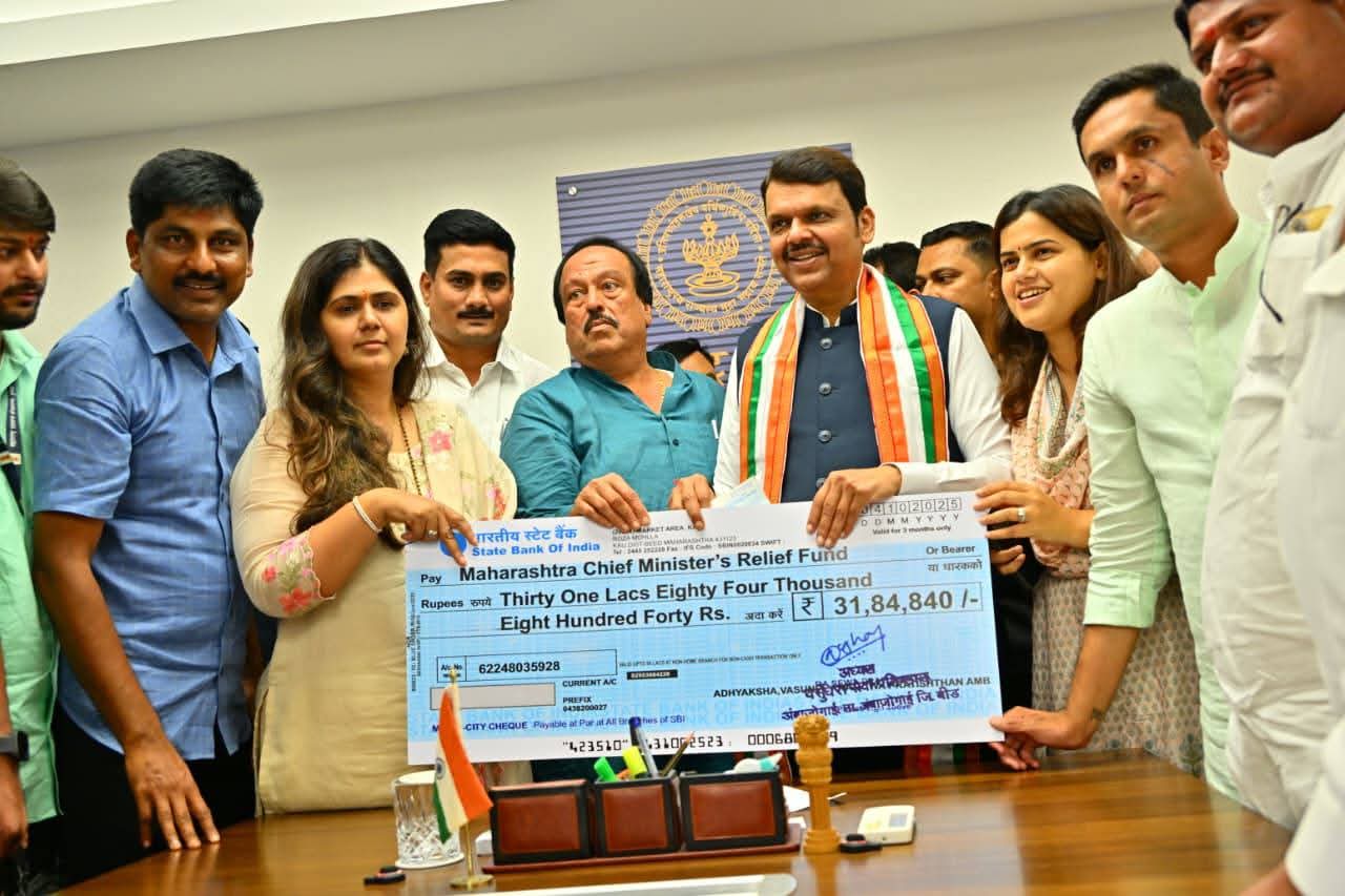 वाढदिवसानिमित्त जमा झालेल्या ३२ लाखांच्या निधीचा धनादेश नंदकिशोर मुंदडांनी केला मुख्यमंत्र्यांकडे सुपूर्द