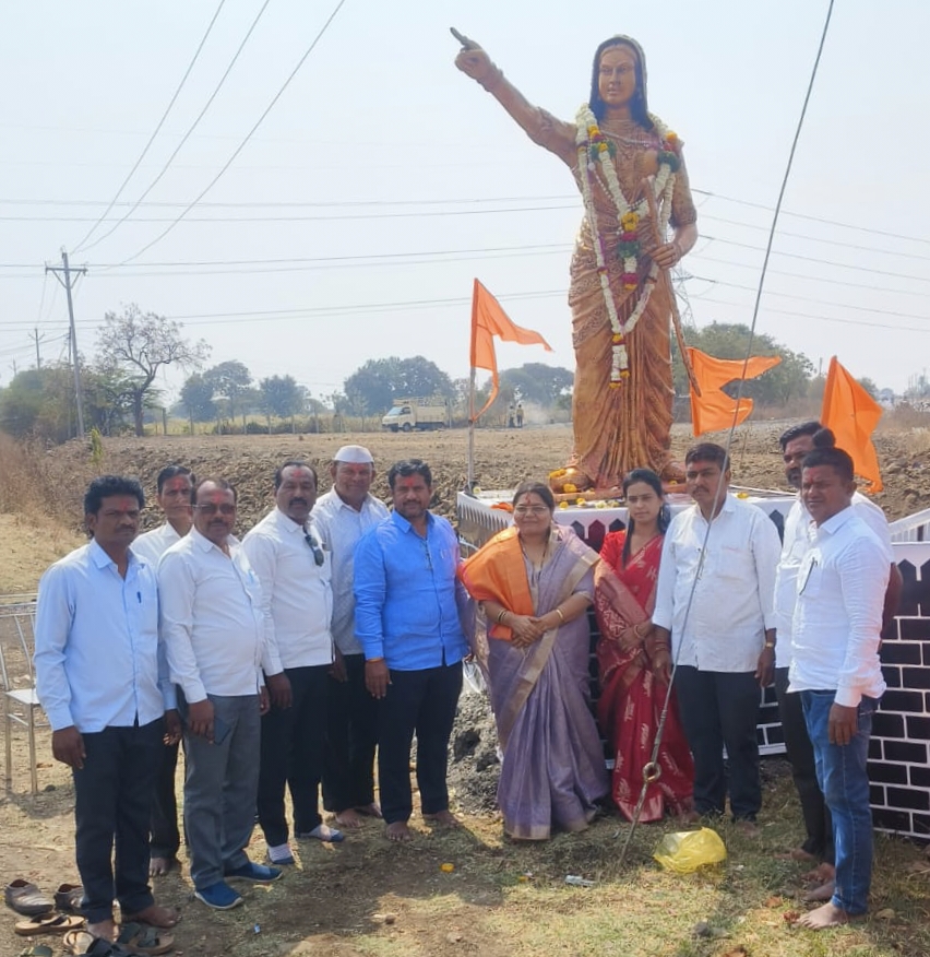 *चनई ग्रामपंचायतीत बीड हायवेवर राजमाता जिजाऊंच्या पुतळ्याचे अनावरण*
