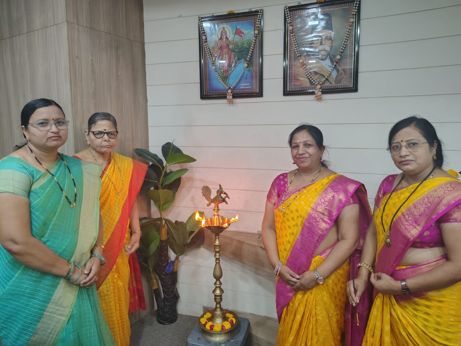 पेशवा प्रतिष्ठानतर्फे महिला  दिनानिमित्त महिला बँक कर्मचाऱ्यांचा सन्मान