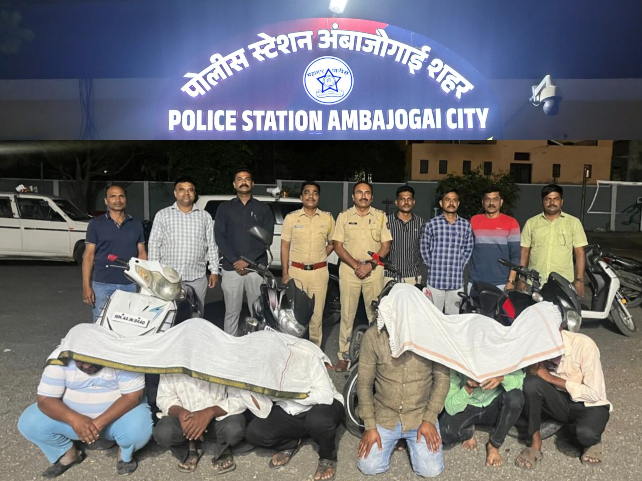 साखर कारखाना रोडवरील जुगार अड्डयावर आंबजोगाई पोलिसांचा छापा, पावणे पाच लाख रुपयाचा मुद्देमाल जप्त 