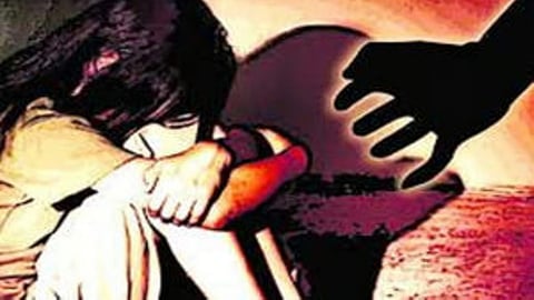 शौचास केलेल्या अडीच वर्षीय चिमुकलेवर 14 वर्षाच्या अल्पवयीन मुलाकडून अत्याचार, अंबाजोगाई तालुक्यातील जवळगाव येथील घटना 