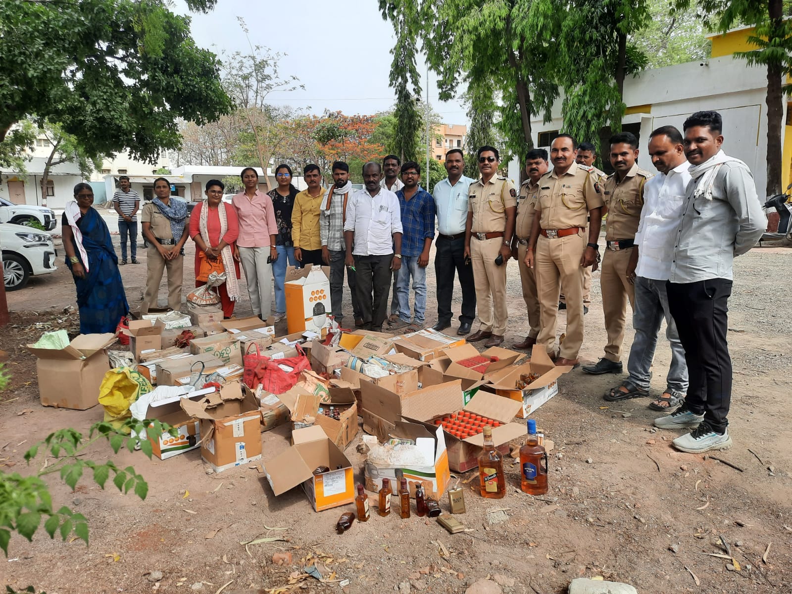 अंबाजोगाई शहर पोलिसांची मोठी कारवाई 48 गुन्ह्यांतील तब्बल 2 लाख 26 हजारांचा अवैध दारूचा मुद्देमाल नष्ट
