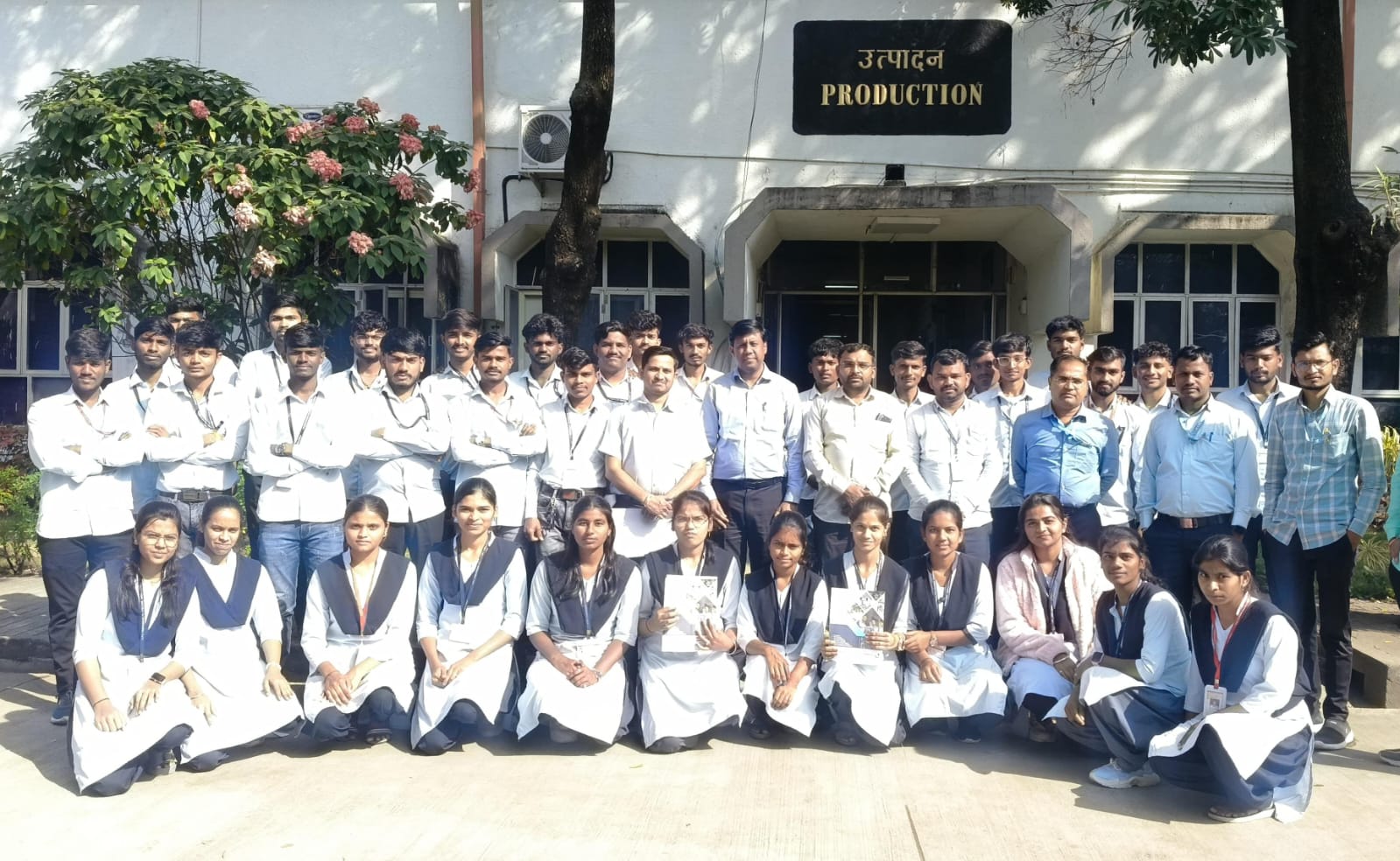 *योगेश्वरी पॉलिटेक्निक मधील विद्यार्थ्यांना औद्योगिक प्रशिक्षण*