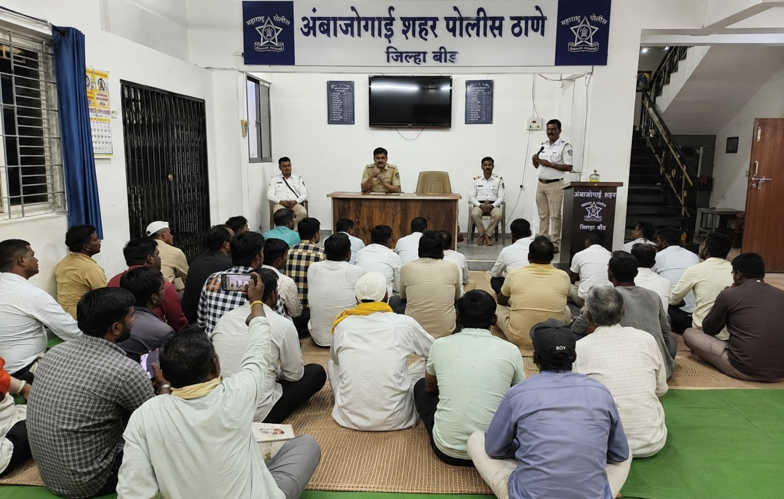 अंबाजोगाई शहर पोलीस ठाण्यात शालेय व्हॅन व ऑटो रिक्षा चालकांची बैठक; विद्यार्थ्यांच्या सुरक्षित वाहतुकीसाठी १२ महत्त्वपूर्ण सूचना