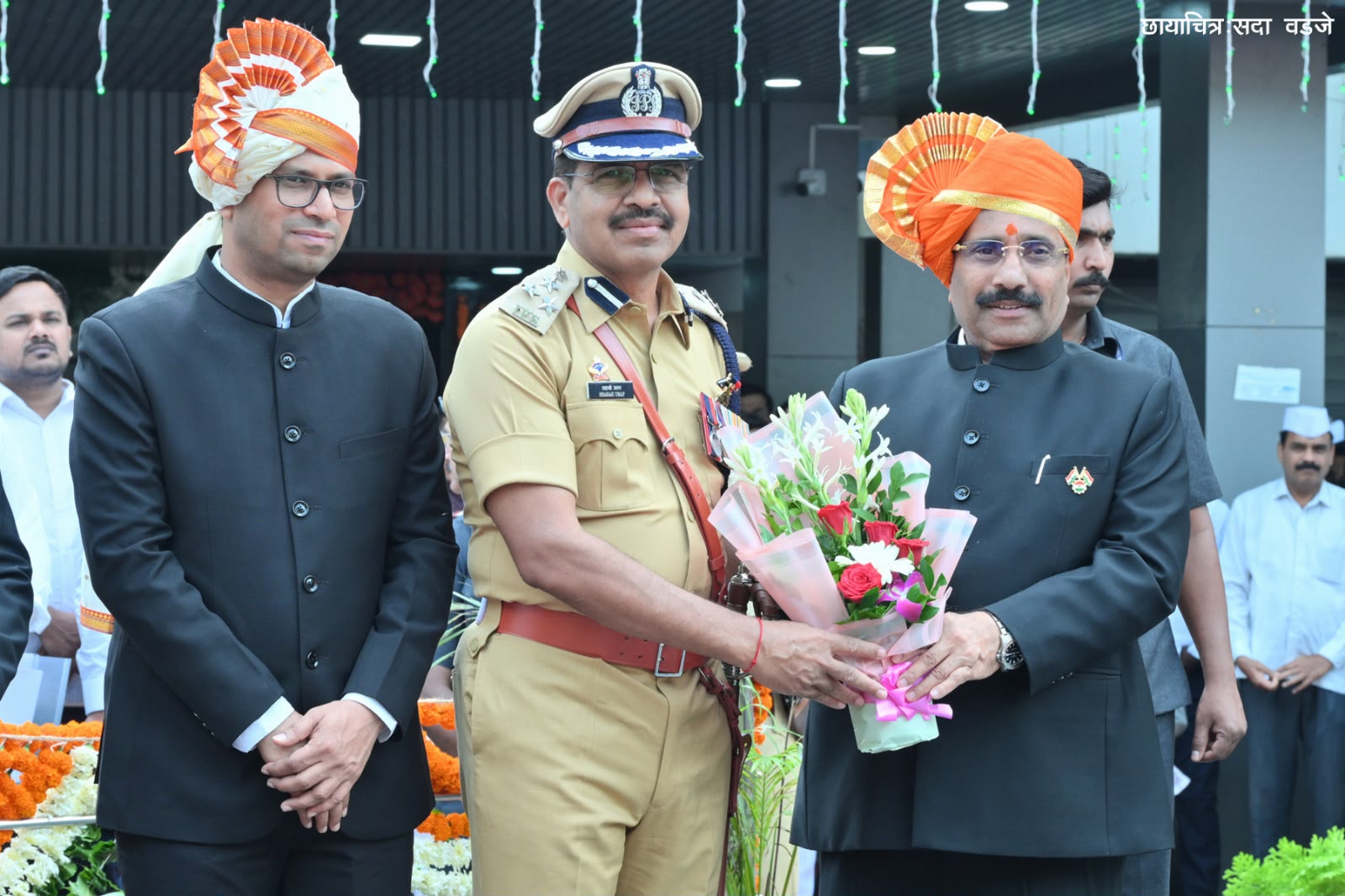 नांदेड परिक्षेत्राचे  पोलीस उप महानिरीक्षक शहाजी उमाप यांच्या धडाकेबाज कार्यवाहीची राज्य शासनाकडून दखल    नांदेड जिल्ह्याचे पालकमंत्री अतुल सावे यांच्या हस्ते शहाजी उमाप ‘अति-उत्कृष्ट सेवा पदकाने सन्मानित 